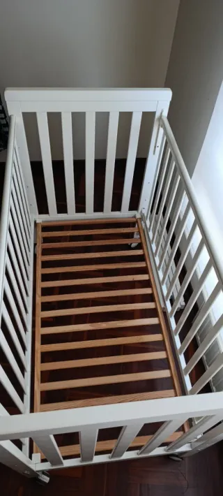 Cuna de madera blanca con ruedas
