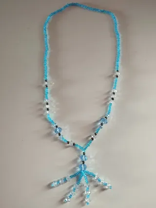 Collar de cuentas azul y blanco