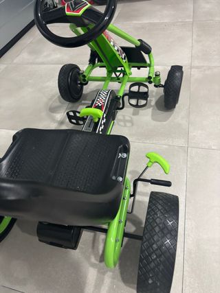 Coche de pedales verde , nuevo a estrenar