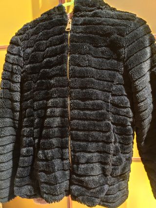Chaqueta de pelo negra