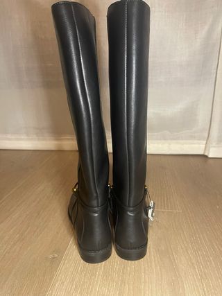 Botas altas Parfois negras con detalle dorado