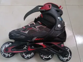 Patines en línea negros y rojos Oxelo.