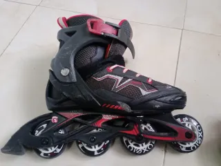 Patines en línea negros y rojos Oxelo.