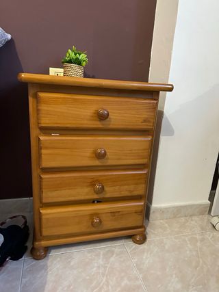 Mesita de noche de madera