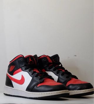 Jordan 1 Mid Negro Rojo Blanco