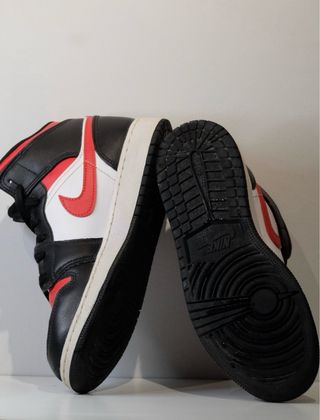 Jordan 1 Mid Negro Rojo Blanco