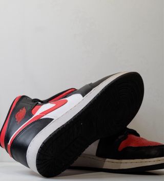 Jordan 1 Mid Negro Rojo Blanco