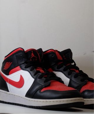 Jordan 1 Mid Negro Rojo Blanco