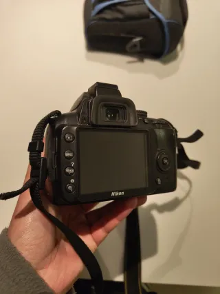 Cámara Nikon D3000 con bolso