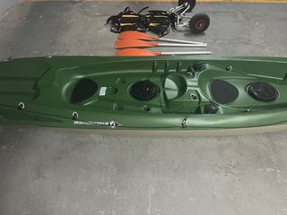 Kayak verde deportivo y pesca con accesorios