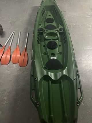 Kayak verde deportivo y pesca con accesorios