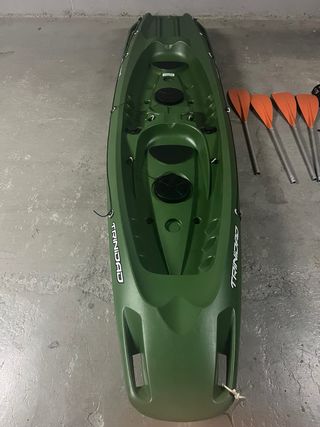 Kayak verde deportivo y pesca con accesorios