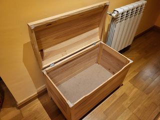 Baúl de madera de pino