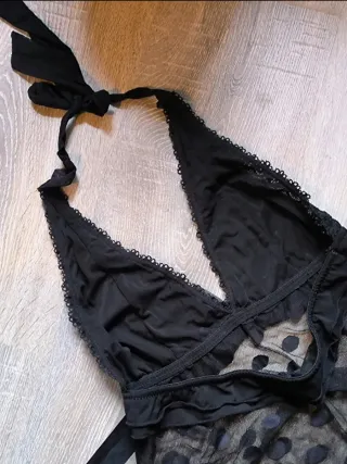 Lencería negra con lunares