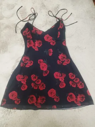 Vestido negro con rosas rojas