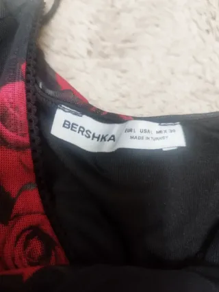 Vestido negro con rosas rojas