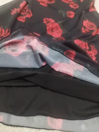 Vestido negro con rosas rojas