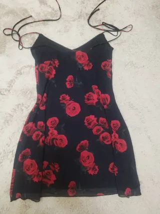 Vestido negro con rosas rojas