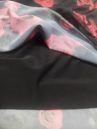 Vestido negro con rosas rojas