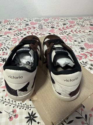 Zapatillas Victoria Marrones y Blancas