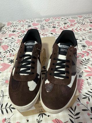 Zapatillas Victoria Marrones y Blancas