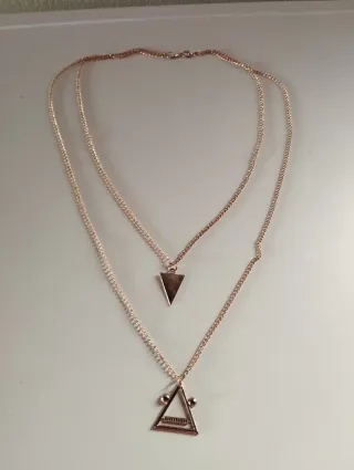 Collar dorado doble con triángulos