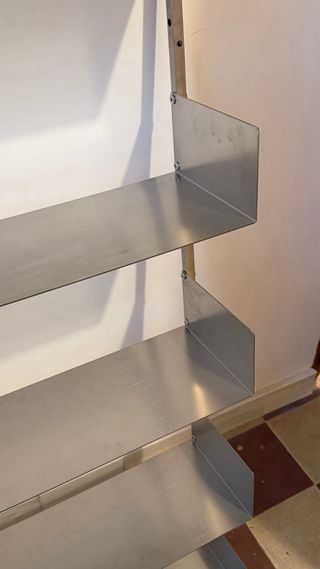 Estantería metálica plateada