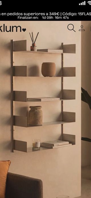 Estantería metálica plateada