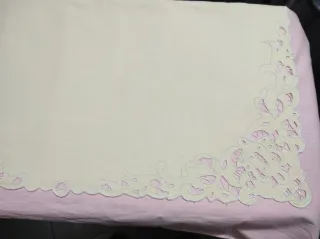 Sábana antigua bordada color amarillo