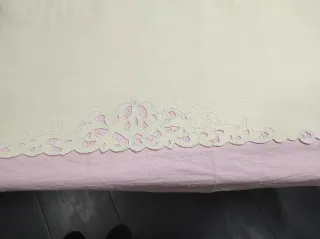 Sábana antigua bordada color amarillo