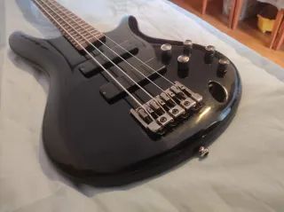 Bajo Ibanez SR 520