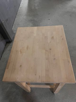 Carrito auxiliar y bancos de madera y metal.