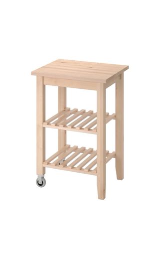 Carrito auxiliar y bancos de madera y metal.