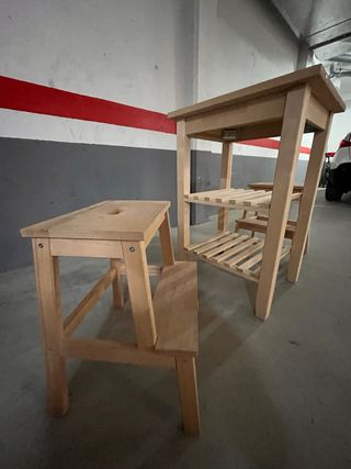 Carrito auxiliar y bancos de madera y metal.