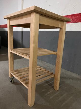 Carrito auxiliar y bancos de madera y metal.