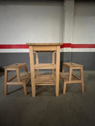 Carrito auxiliar y bancos de madera y metal.