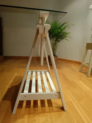 Escritorio cristal con caballetes blancos