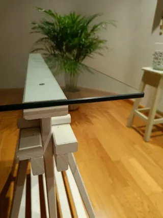 Escritorio cristal con caballetes blancos