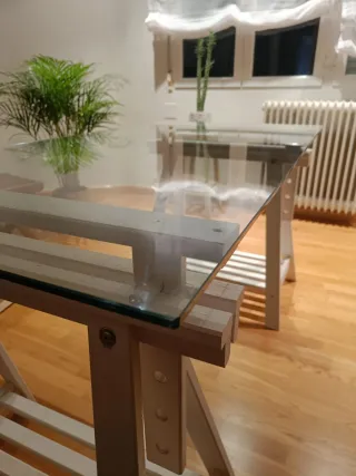 Escritorio cristal con caballetes blancos