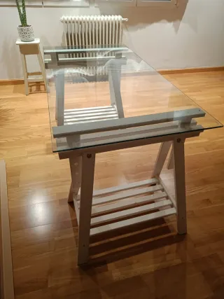 Escritorio cristal con caballetes blancos