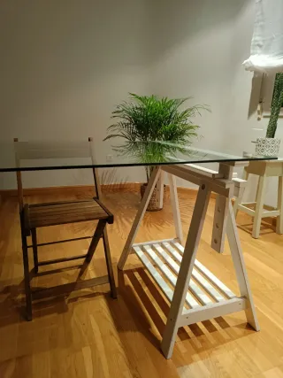 Escritorio cristal con caballetes blancos