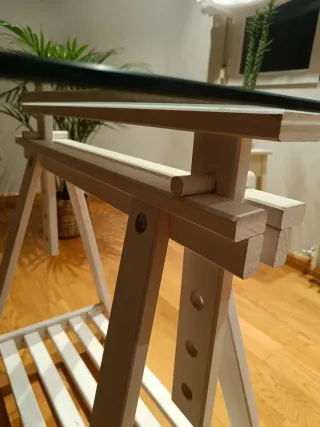 Escritorio cristal con caballetes blancos