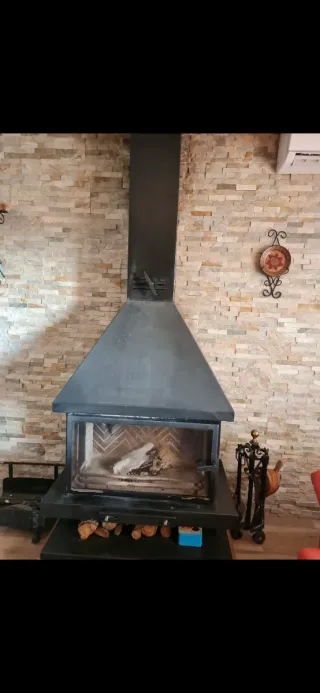Chimenea de hierro negra