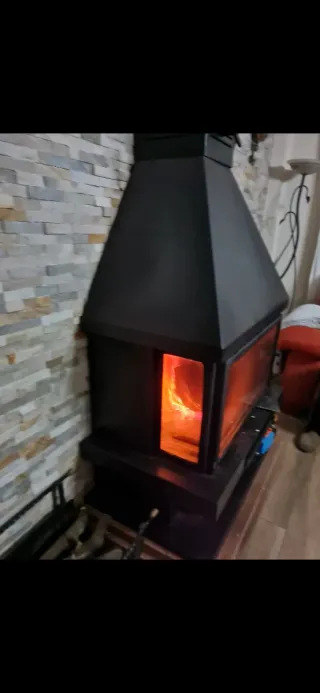 Chimenea de hierro negra