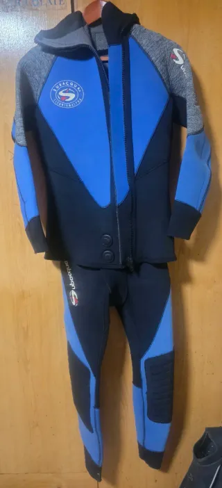 Dos trajes de buceo (neopreno)