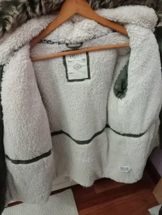 Abrigo verde con bordado floral