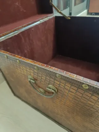 Baúl de piel con detalles metálicos