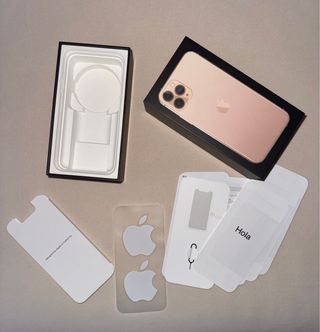 Caja iPhone 11 Pro Dorado, con la documentación