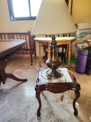 Mesita Auxiliar Isabelina con Lámpara