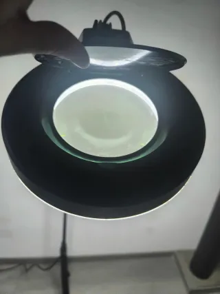 Lámpara de pie con lupa